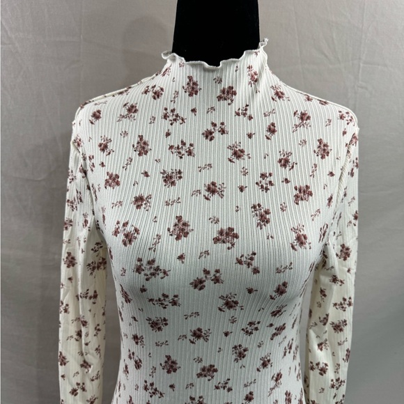 Rib Knit Ditsy Floral Print Embroidery Mesh Flare Sleeve Mock Neck Tee - Picture 7 of 9